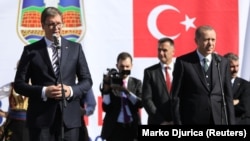 Serbian President Aleksandar Vucic (left) and Turkish President Recep Tayyip Erdogan during their visit to Novi Pazar on October 11