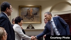 Kyrgyz President Roza Otunbaeva met with U.S. President Barack Obama on the eve of receiving the U.S. award.