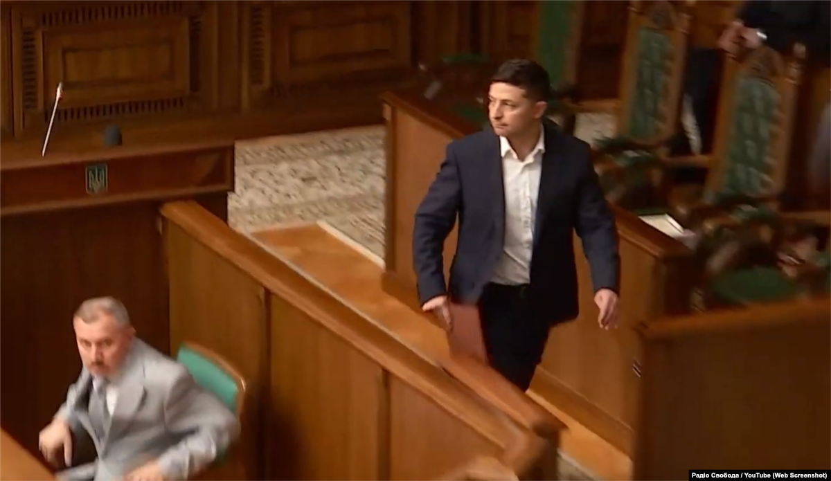 Встав і вийшов: Зеленський після слів щодо «справедливого рішення» покинув залу КСУ