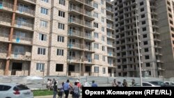 Астанадағы құрылысы бітпей тұрған "Комсомол" тұрғын үй кешені. 3 шілде 2018 жыл (Көрнекі сурет).