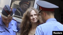 Участница группы Pussy Riot Мария Алехина в ходе процесса принесла извинения одному из потерпевших.
