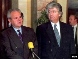 Predsjednik Srbije Slobodan Milošević (L) i vođa bosanskih Srba Radovan Karadžić (D) u aprilu 1995.