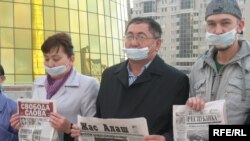 Kazakhstan - Independent journalists hold a protest action in Astana. 16Oct2009
