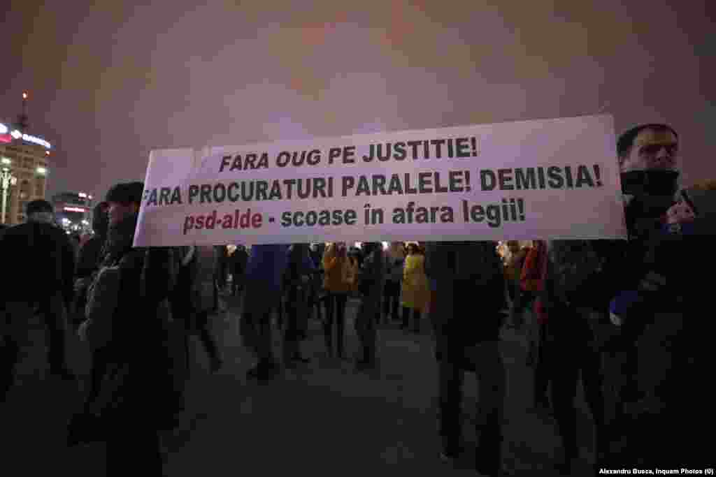 Cele mai mari proteste, din august anul trecut, au adunat mii de oameni în stradă, cerând demisia Guvernului și abrogarea ordonanței prin care statutul procurorilor a fost din nou știrbit, iar o Secție specială de investigare a magistraților capătă puteri mai mari decât ale DNA