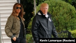 Donald Trump dhe bashkëshortja e tij Melania pak para nisjes për vizitë në hapësirat e prekura nga uragani