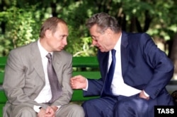 Preşedinţii Vladimir Putin şi Petru Lucinschi discută pe o bancă din centrul Chişinăului, iunie 2000