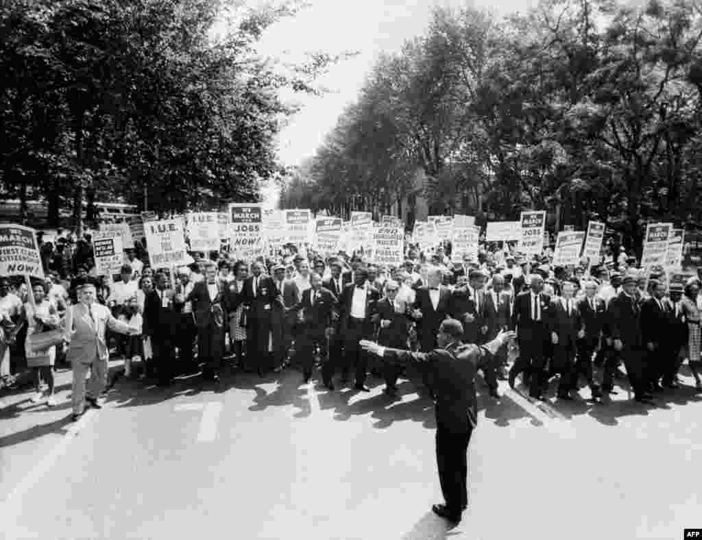 Vətəndaş hərəkatının lideri Matin Luther King (mərkəzdə) &quot;Vaşinqtona yürüş&quot; aksiyasının iştirakçıları arasında. 28 avqust 1963-cü il.