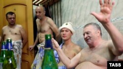 Михаил Дегтярёв (в шапке) в бане с Владимиром Жириновским