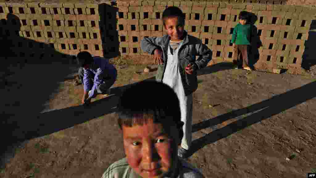 Дети трудятся на рынке в Кабуле. 