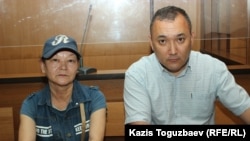 51-летняя Гульзипа Джаукерова и представляющий ее интересы назначенный государством адвокат Марат Ахметжанов в зале судебного заседания. Алматы, 4 июля 2019 года.