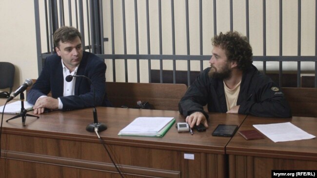 Активіст Олексій Шестакович (праворуч) і адвокат Олександр Попков (ліворуч) у підконтрольному Росії Залізничному суді Криму, 20 вересня 2016 року