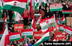 Віктор Орбан (із піднятою рукою) вітає прихильників на святкуванні, Будапешт, 15 березня 2018 року