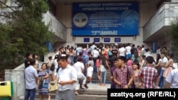 Студенты перед зданием КазНУ имени аль-Фараби. Алматы, 12 августа 2013 года.