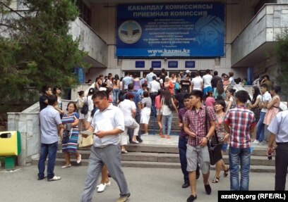 Жатақханада бір студенттің суретін қарап шықтым