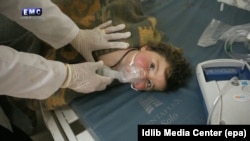 Медики намагаються врятувати дитину після хімічної атаки в місті Хан-Шейхун, Сирія, 4 квітня 2017 року