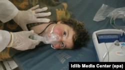 Медики намагаються врятувати дитину після хімічної атаки в місті Хан-Шейхун, Сирія, 4 квітня 2017 року
