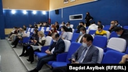Большую часть зала во время общественных слушаний по строительству отеля в Бозжыре заняли чиновники, депутаты и представители приближенной к властям общественности. 5 февраля 2021 года.