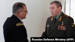Gjenerali rus,Valery Gerasimov dhe komandanti i NATO-s, Curtis Scaparrotti.