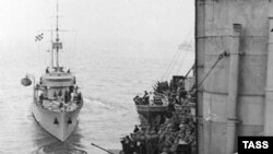 До борту крейсера «Красний Крим» Чорноморського флоту підходить тральщик. Крим, 1942 рік, ілюстративне фото