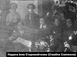 Євген Чикаленко у родинному колі читає газету «Рада»