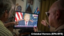 Латиноамериканские жители Флориды смотрят выступление Трампа на телевидении