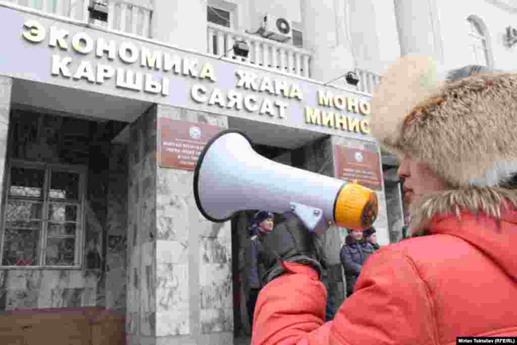 Быйыл жыл башында күчүнө кирген мыйзамга ылайык ишин токтоткон кумарканалардын кызматкерлери жана алардын жакындарыбыз деген топ 13-февралда Бишкектин борбордук бөлүгүнө нааразылык жүрүш жасады.