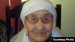 Кызылгуль Боранбаева, 110-летняя жительница поселка Тасбогет. Кызылорда, 10 января 2012 года. Фото из личного архива семьи Боранбаевых. 