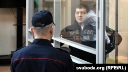 Паводле Андрэя Рабешкі, ён апрануўся ў суд, як выглядалі міліцыянты, якія прыехалі па яго ўначы