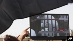  Граѓани пред Судот на видеобим го следат судењето на Мубарак