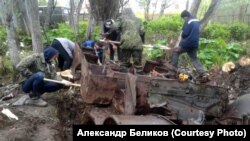 Воспитанники поисково-технической секции центра "Патриот" на раскопках Dodge на Камчатке