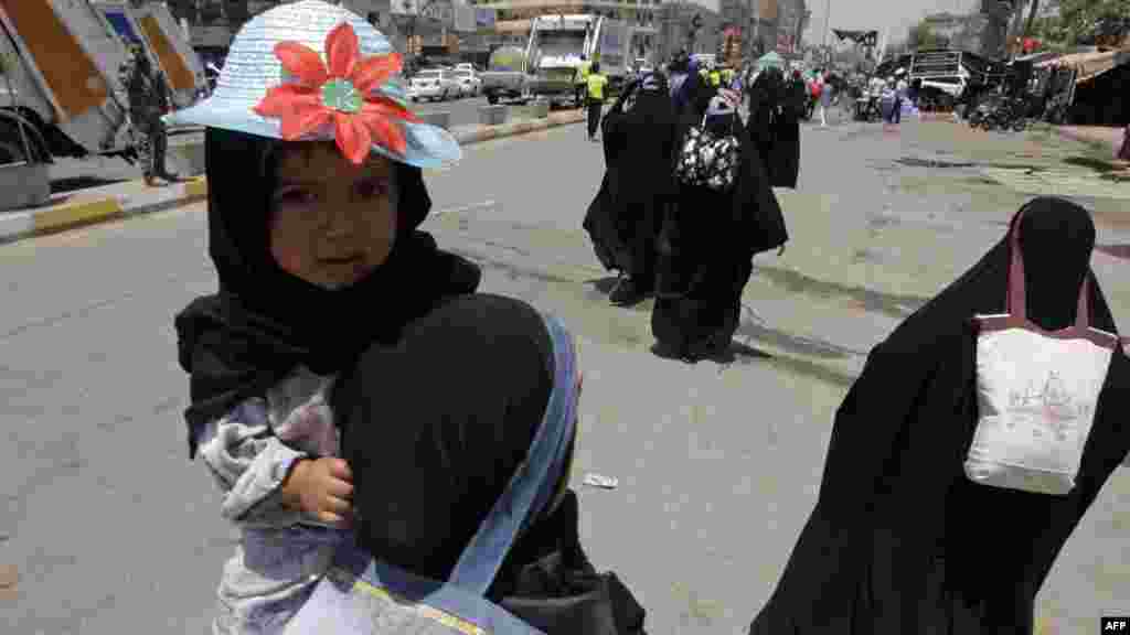 Shi&#39;ite pilgrims head on foot to the Kadhimiyah Shrine in north Baghdad to commemorate the death of eighth-century Imam Musa al-Kadhim. (AFP/Ali al-Saadi)