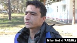 Kad novi ljudi stignu, gladni su i ljuti, jer im bugarska policija na granici uzima pare i sve vredno što imaju: Ismail Akakhil