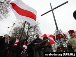 У Семежаве памаліліся за загінулых герояў і прасьпявалі песьні, прысьвечаныя Слуцкаму збройнаму чыну