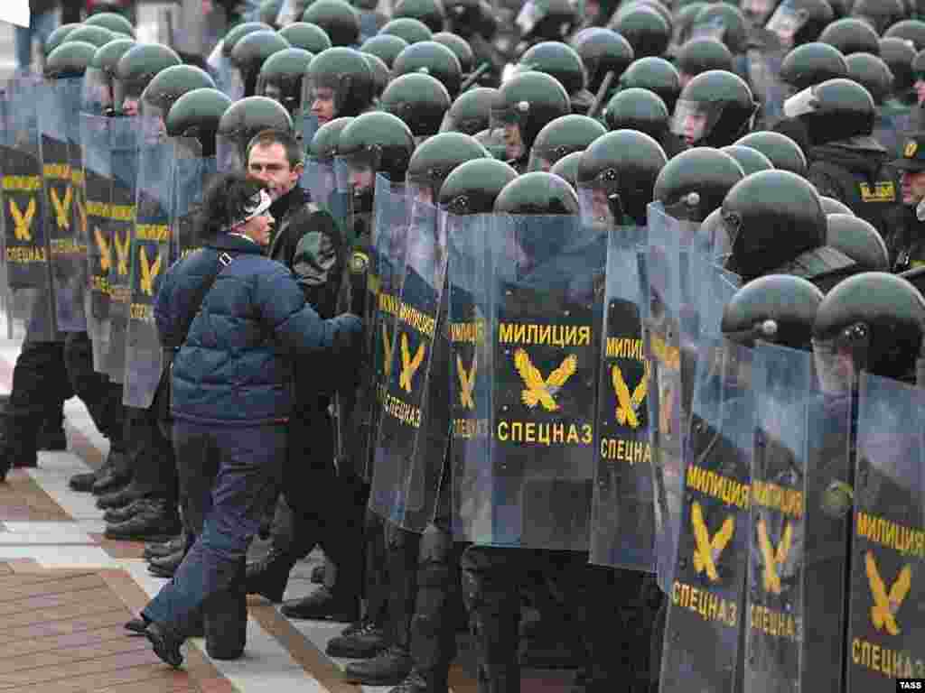 Стуча резиновыми дубинками по щитам, милицейский спецназ жестко вытеснил участников акции с площади Независимости