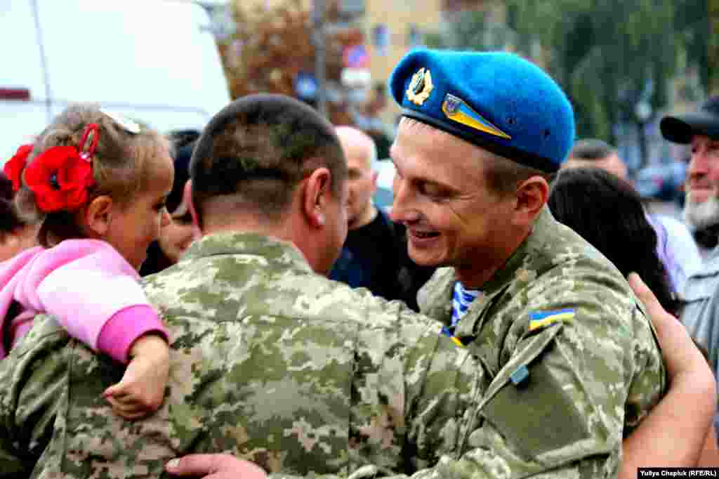 &laquo;Герой не я! Ребята из моей роты с позывными &laquo;Фартовый&raquo;, &laquo;Кипиш&raquo;, &laquo;Бугор&raquo; - это герои. Благодаря таким людям, враг дальше не пройдет! Я вам скажу откровенно - во время войны командир батальона должен награды выписывать сразу на колене. Отличился человек - он сразу выписал, сразу вручил &raquo;, - Олег Лосинский, командир 3-й десантно-штурмовой роты.