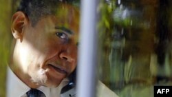 Barack Obama duke folur me telefon në zyrën e tij në Shtëpinë e Bardhë