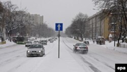 Mașini înzăpezite în Polonia. Ninsorile și vremea rea afectează traficul rutier și aerian în luna decembrie. Experții în turism spun însă că iarna nu ar trebui să reprezinte o noutate pentru Europa.