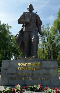 Памятник Герою Советского Союза Чолпонбаю Тулебердиеву.