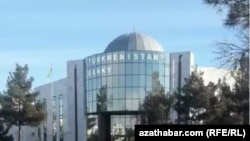 Aşgabat. "Türkmenistan" bankynyň binasy 