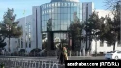 Журналисты пытались связаться с «Сенагат банком», банком «Туркменбаши», но не добились комментариев.