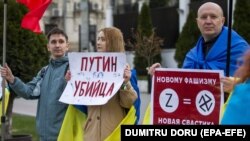 Refugiați ucraineni și cetățeni moldoveni protestează față de războiul din Ucraina, în fața Ambasadei Rusiei la Chișinău, 7 aprilie 2022. 