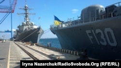 Ракетний есмінець USS Porter (зліва), флагман ВМС України фрегат «Гетьман Сагайдачний» (справа) в порту Одеси, 16 липня 2018 року
