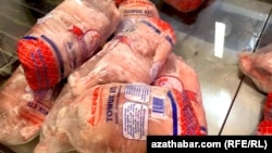 Aşgabat bazarlarynda satylýan towuk etleri 