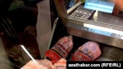 После подписания "антикризисной программы" власти Ашхабада выбросили в продажу курятину.