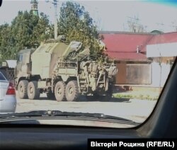 Щодня дорогами окупованого Мелітополя пересувається військова техніка. Квітень 2022 року