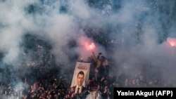 شادی طرفداران اکرم امام‌اوغلو نماینده حزب اپوزیسیون «جمهوری خلق» پس از اعلام نتایج انتخابات استانبول.
