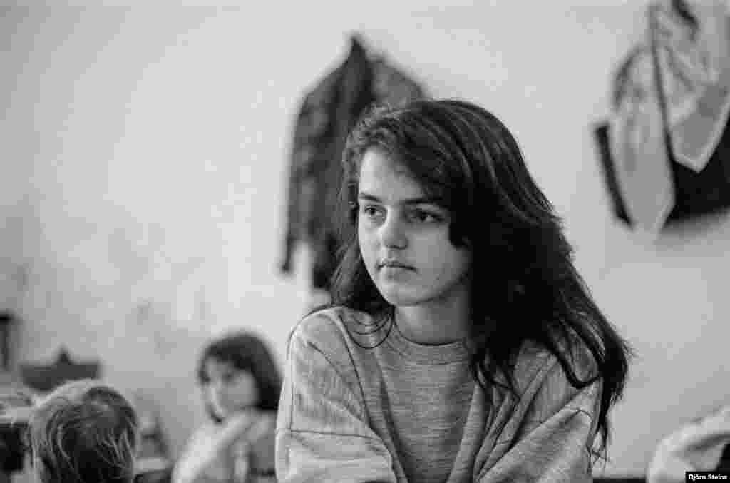 Djevojčica iz Bosne i Hercegovine u izbjegličkom kampu u Varaždinu, Hrvatska, u zimu 1992. godine.