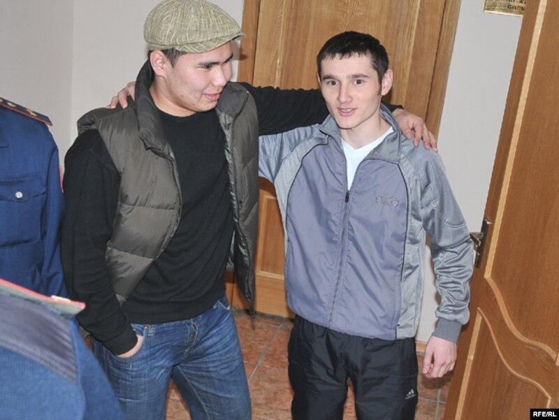 Оправданные судом Махамбет Шолаков и Роман Вознюк. Атырау, 21 октября 2009 года