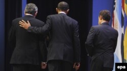 Президенты Обама (в центре) и Саркози (справа), премьер-министр Браун покидают сцену после совместного заявления по поводу нового ядерного объекта Ирана 
