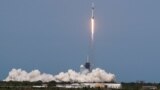 SpaceX успешно вывел человека в космос